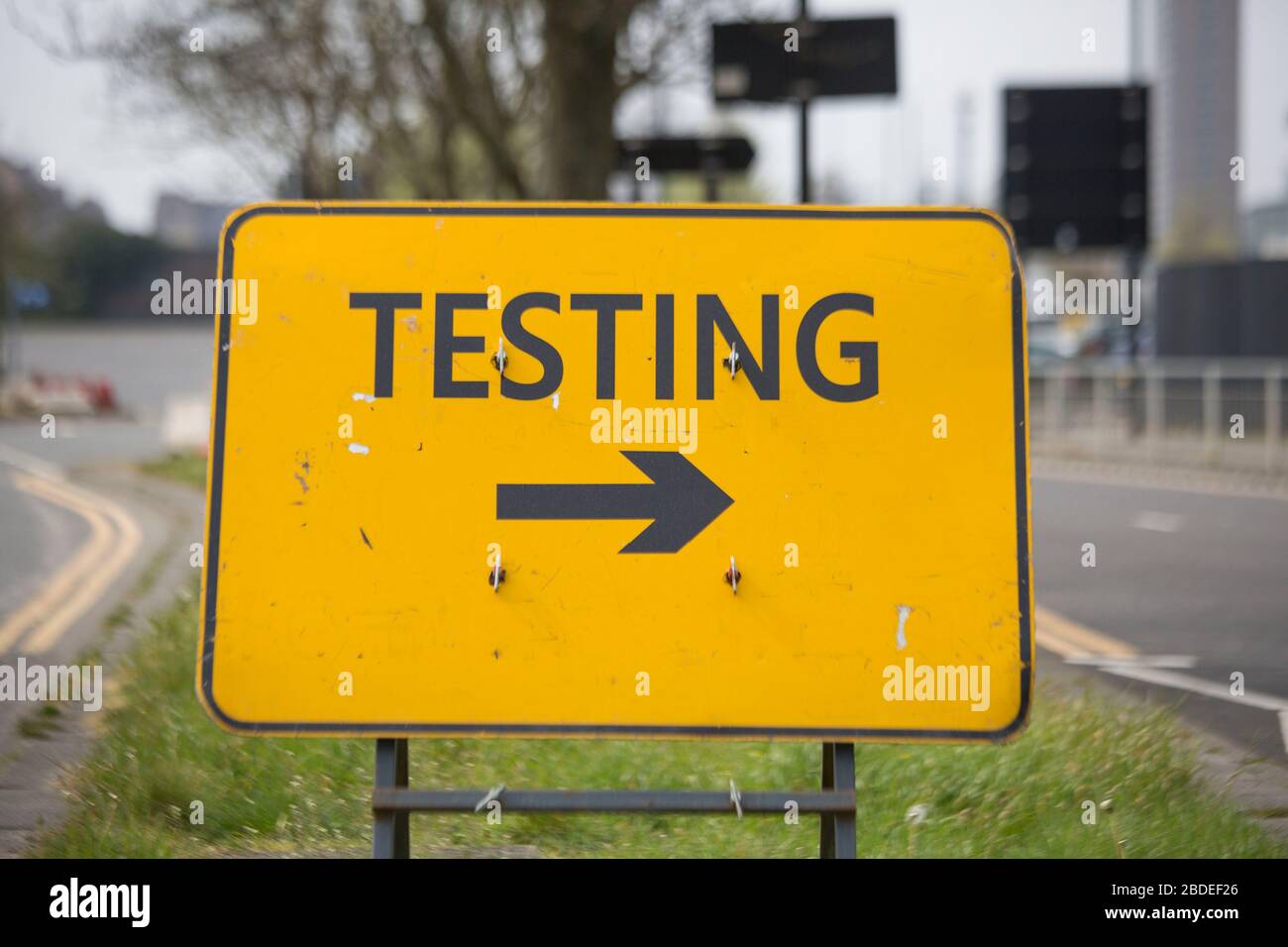 Londra, Regno Unito. 8 aprile 2020. Solo i dipendenti invitati dell'NHS possono testare il coronavirus nei pressi dell'Areana 02 di Londra. Credit: Marcin Nowak/Alamy Live News Foto Stock