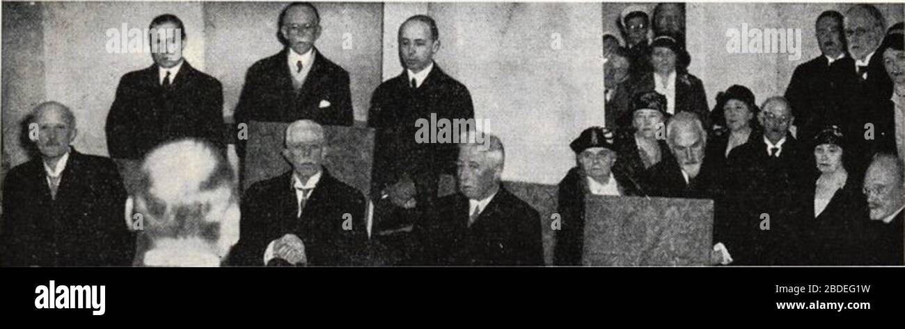 'Venska: från inviigningen AV det nya observatoriumet vid Saltsjöbaden. I första raden från vänster: prins Carl, kung Gustaf V, prins Eugen, fru K. A. Wallenberg (Alice Wallenberg) och bakom henne till höger fru Marcus Wallenberg (Amalia Wallenberg), bankdirektör K. A. Wallenberg, vice häradshövding Marcus Wallenberg samt längst till höger landshövding Hjalmar Hammarskjöld. Stående bakom de kungliga från vänster: kommendörkapten Yngve Ekstrand, kabinettskammarherre James Keiller och kammarherre N. F. Stiernstedt. MITT i gruppen till höger urskiljes professor Gustav Cassel. Inglese: Dalla i Foto Stock