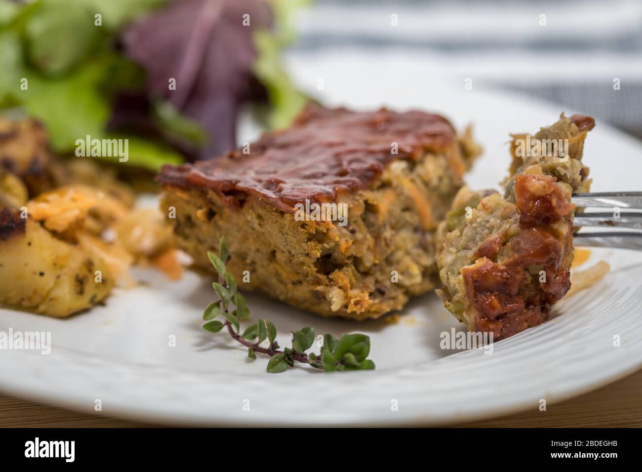 Lentil Loaf rustico pasto vegetariano fatto di pezzi da cucina Foto Stock