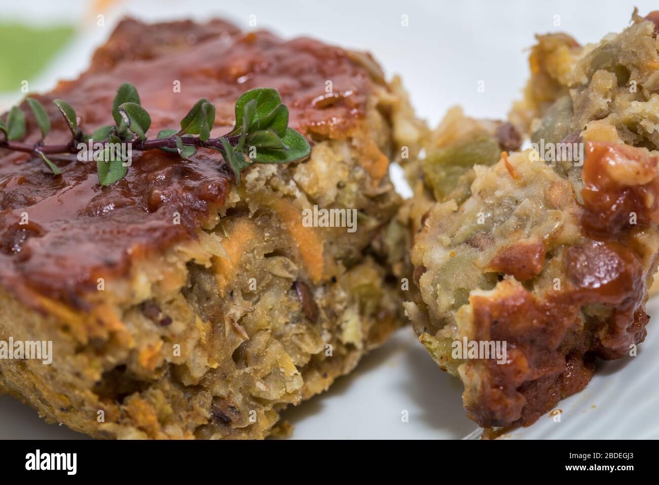 Lentil Loaf rustico pasto vegetariano fatto di pezzi da cucina Foto Stock