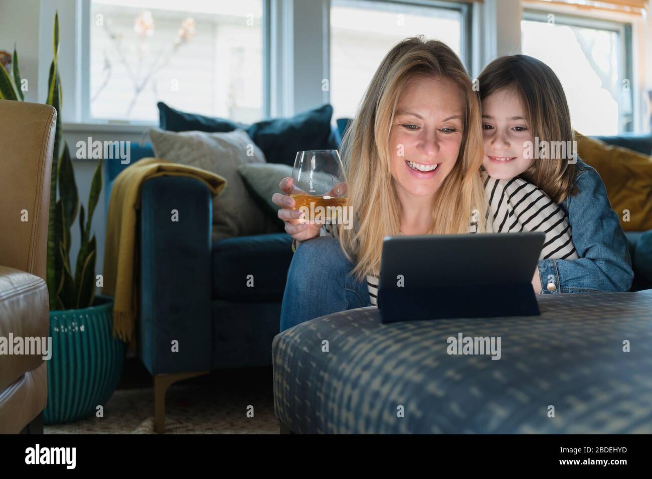Madre e figlia (6-7) guardano il laptop a casa Foto Stock
