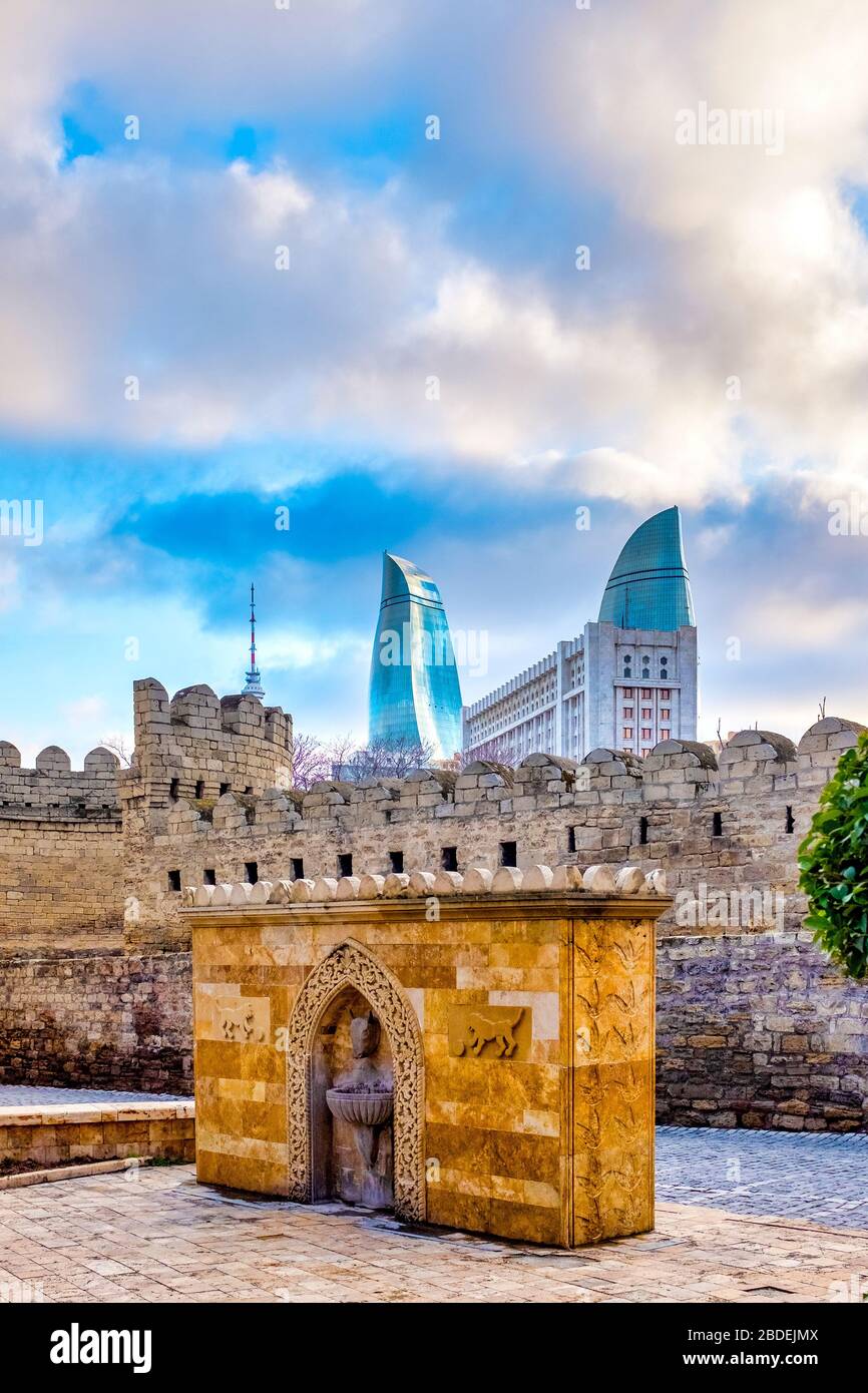 Fontana con lo stemma di Baku (due leoni che custodiscono un toro) a Icheri Sheher, Baku, Azerbaigian Foto Stock