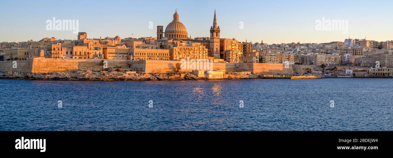 Vista panoramica sul lungomare di la Valletta dalla città di Sliema, Malta Foto Stock