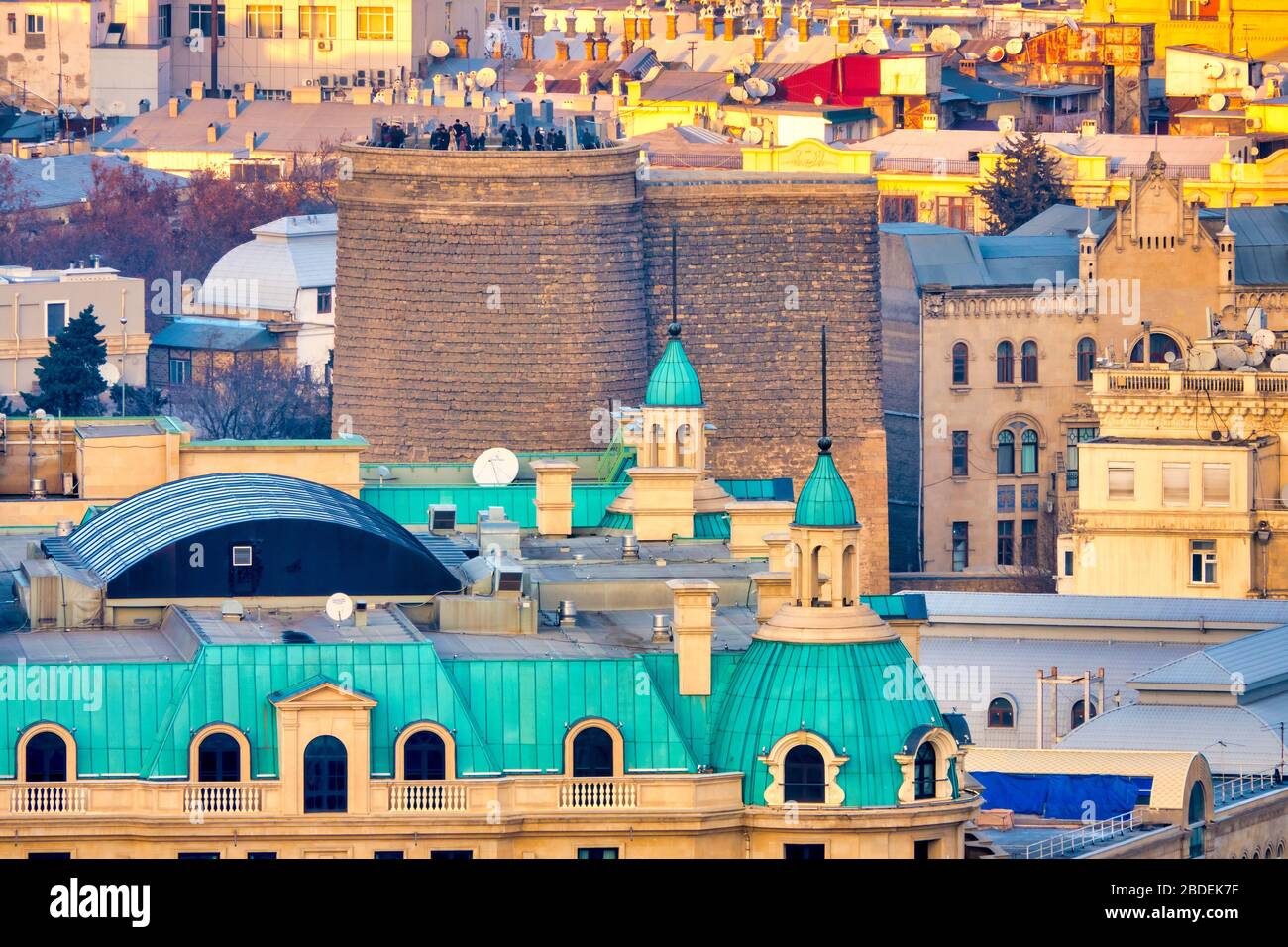 Vista panoramica di Maiden Tower e Icheri sheher, Baku, Azerbaijan Foto Stock