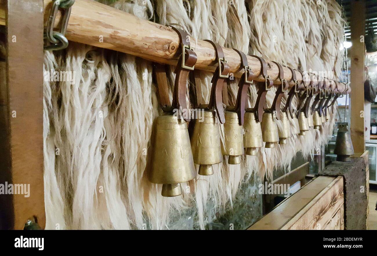 Campane bulgaro di rame e cinturini in pelle appesi su un bastone di legno.  Le campane sono contrassegnate con l'iscrizione Bulgaria Foto stock - Alamy