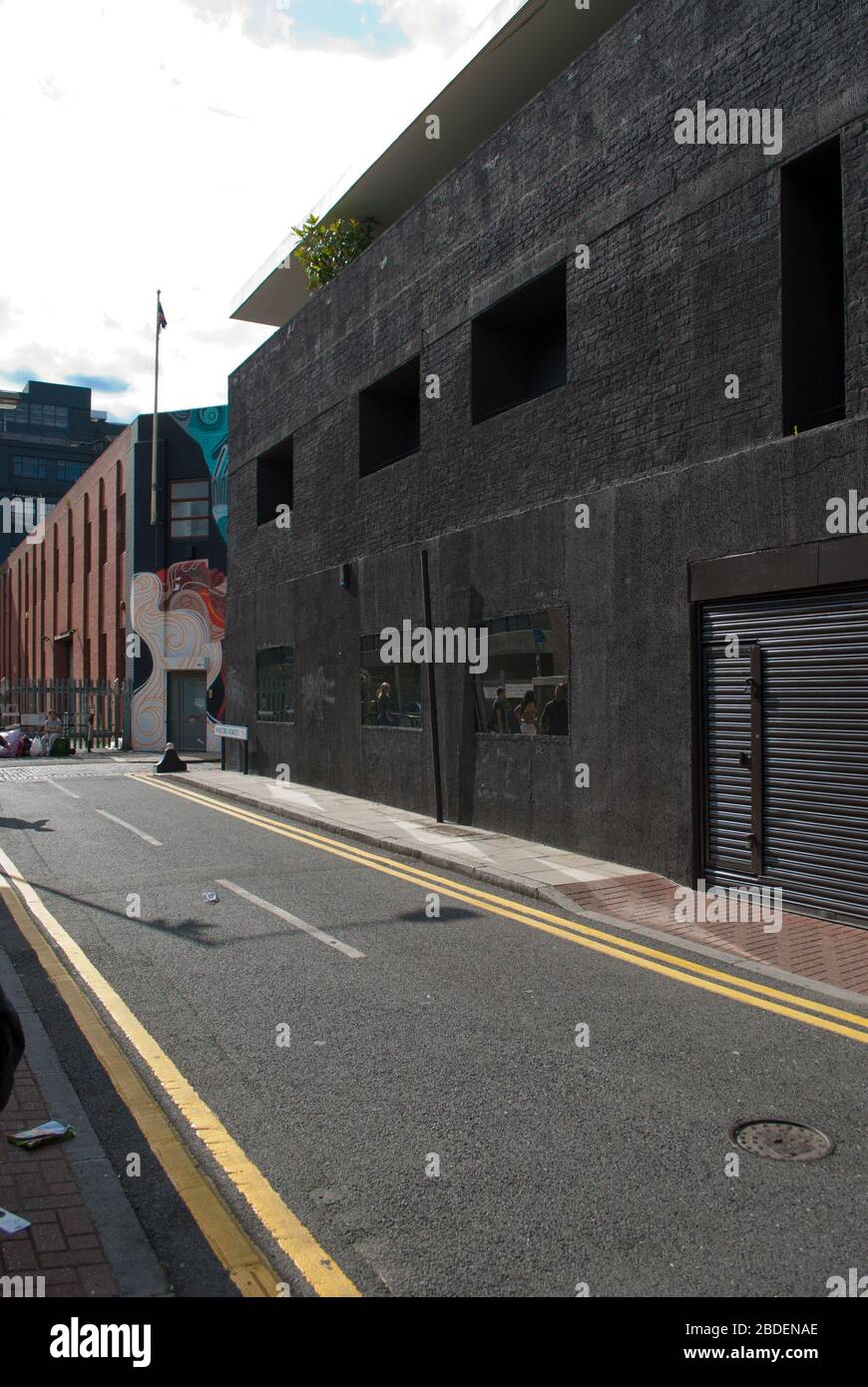 Vetro nero specchiato Windows architettura Dirty House 2-4 Chance Street, Shoreditch, Londra E1 6JT by David Adjaye Foto Stock