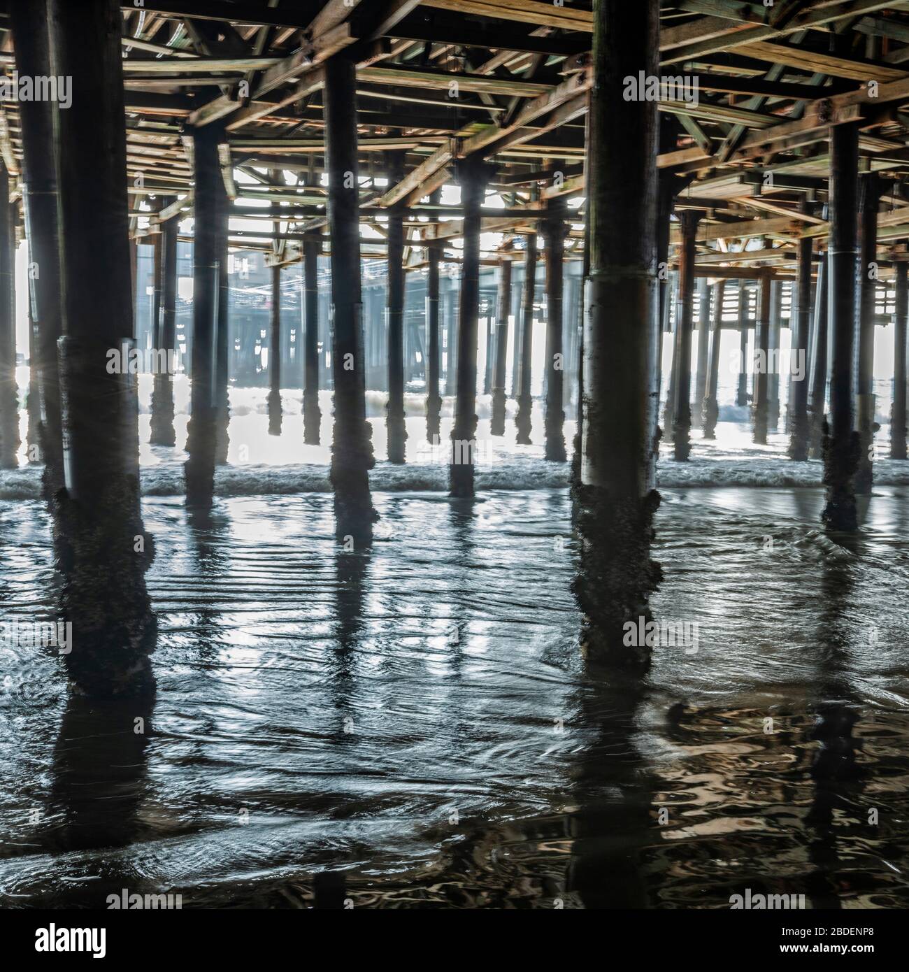 USA, California, Santa Monica, colonne sotto il molo di Santa Monica Foto Stock