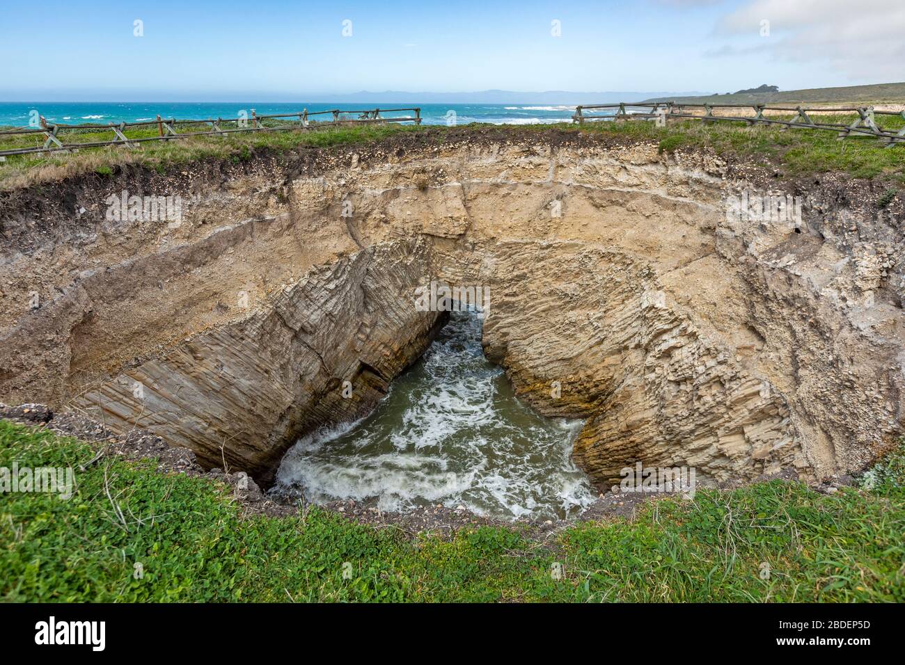 USA, California, San Luis Obispo, Sinkhole al bordo della scogliera costiera Foto Stock