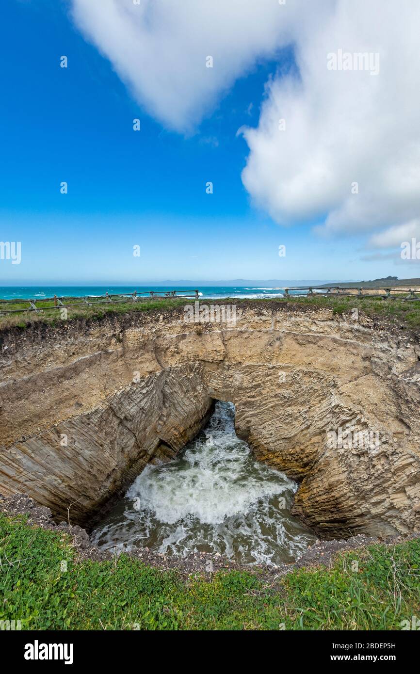 USA, California, San Luis Obispo, Sinkhole al bordo della scogliera costiera Foto Stock