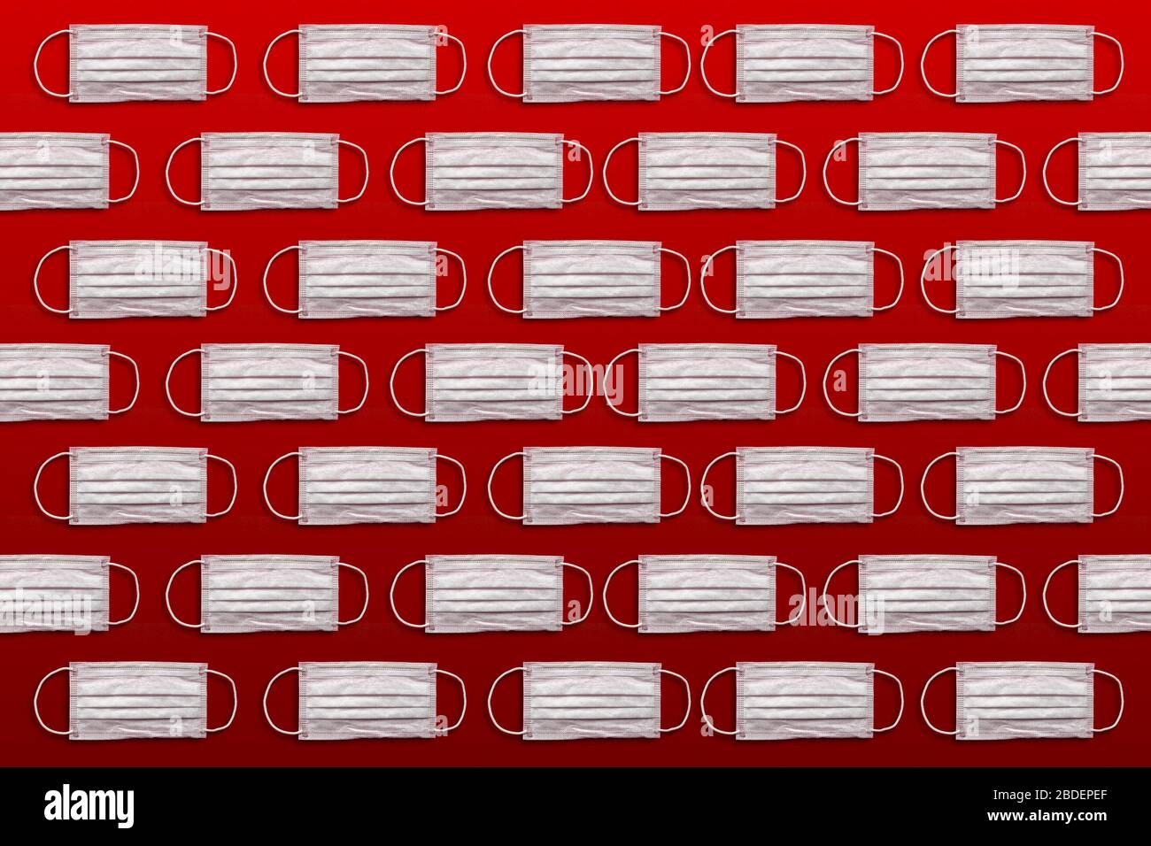 Maschere facciali per soccorritori su sfondo rosso Foto Stock