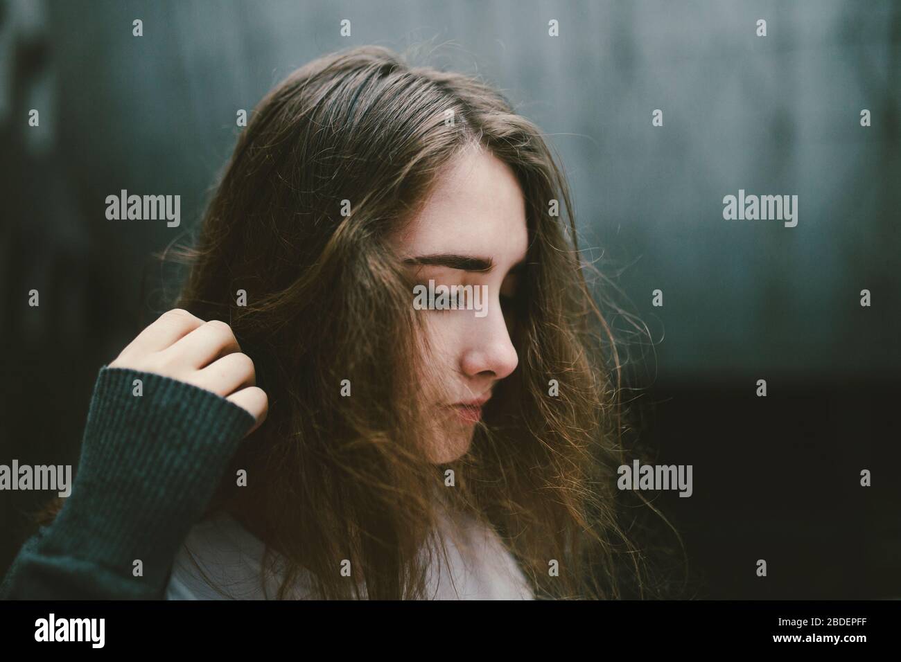 Giovane donna con capelli castani Foto Stock