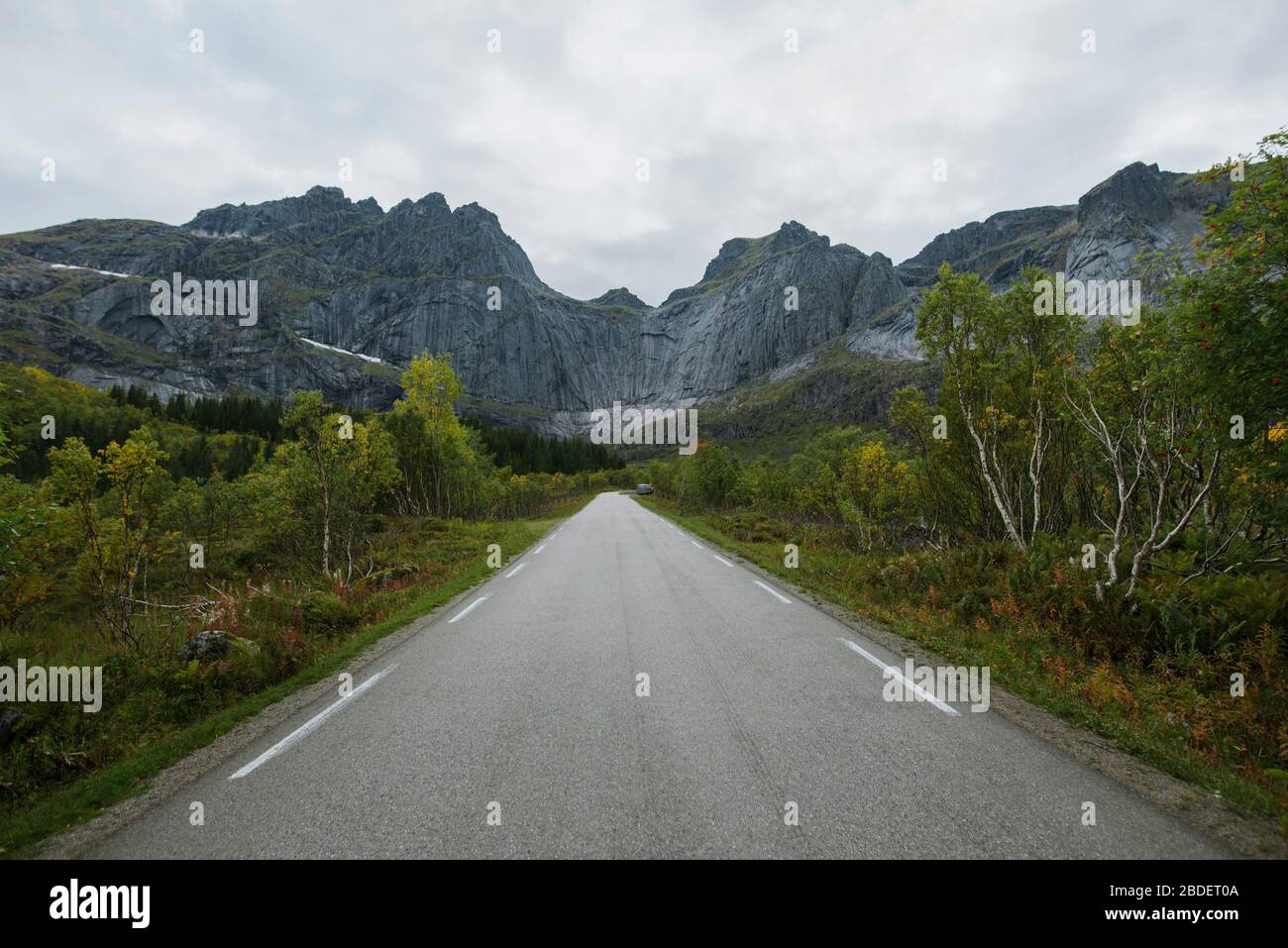 Norvegia, Isole Lofoten, strada vuota in paesaggio montano Foto Stock