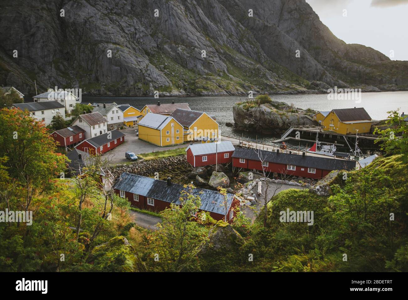 Norvegia, Isole Lofoten, Nusfjord, vista panoramica del tradizionale villaggio di pescatori con case rosse Foto Stock