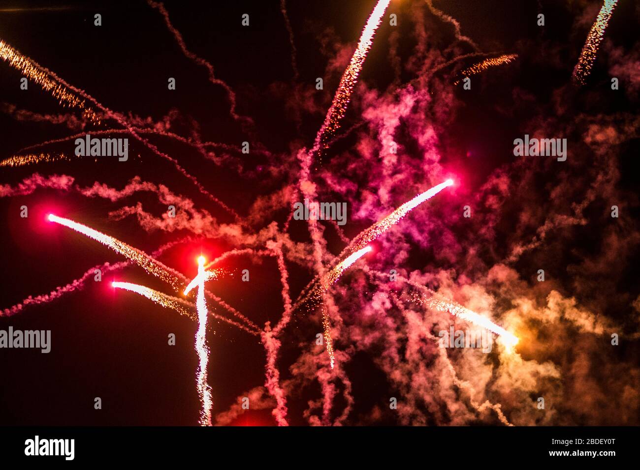 Fuochi d'artificio nel cielo notturno Foto Stock