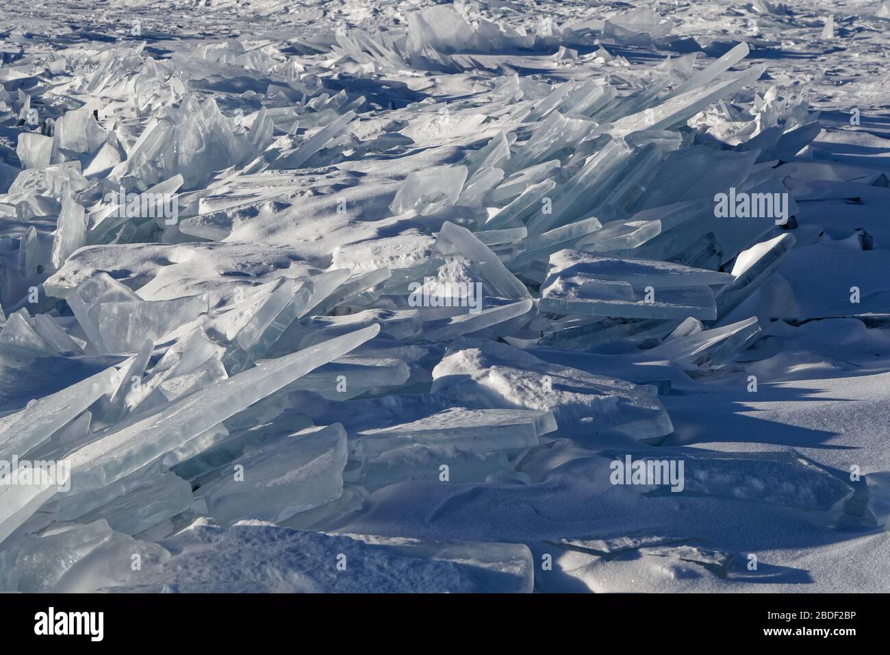 Blocchi di ghiaccio rotti sul lago, Khovsgol Sum, Mongolia Foto Stock