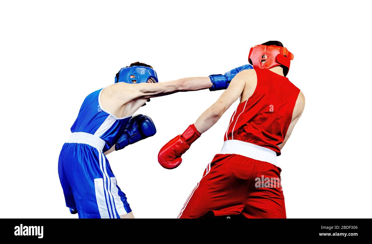 boxer atterra a destra contro l'avversario in partita di boxe. isolato su sfondo bianco Foto Stock