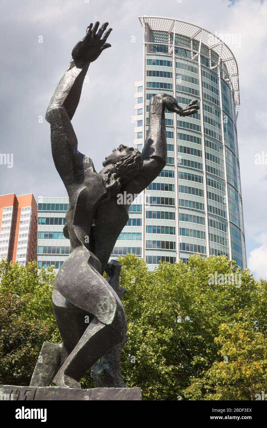 La città distrutta (in olandese: La stad de verwoeste) è una scultura commemorativa in bronzo Foto Stock