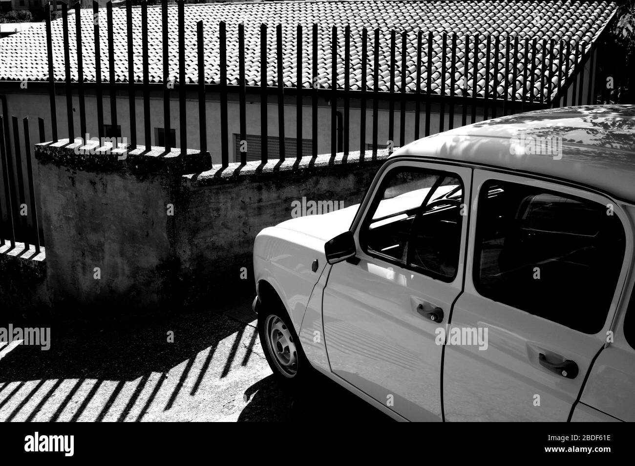 Retrò auto parcheggiate nella vecchia città europea street Foto Stock