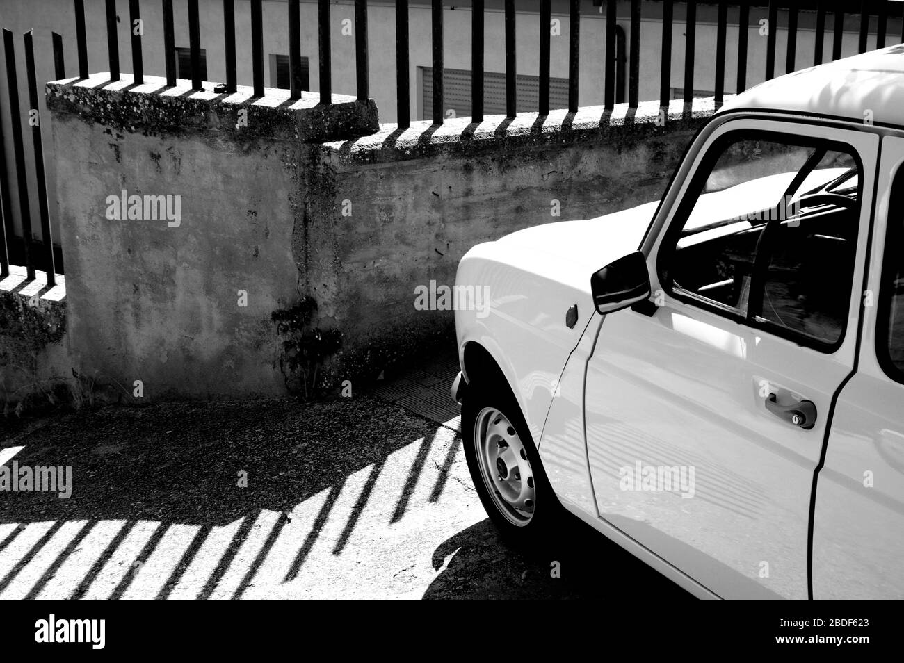 Retrò auto parcheggiate nella vecchia città europea street Foto Stock