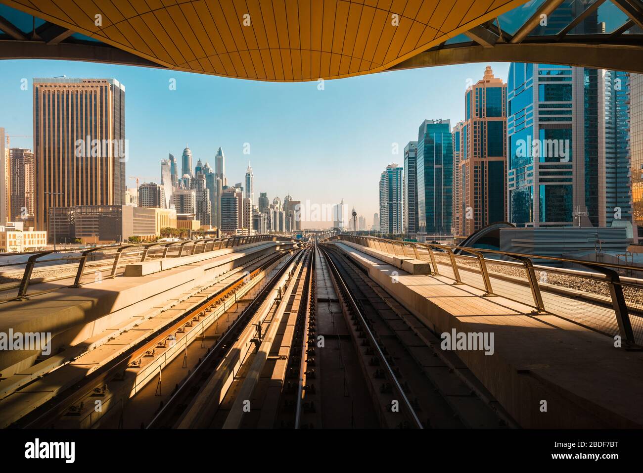 Vista dello skyline del centro di Dubai da una stazione della metropolitana, Dubai, Emirati Arabi Uniti Foto Stock
