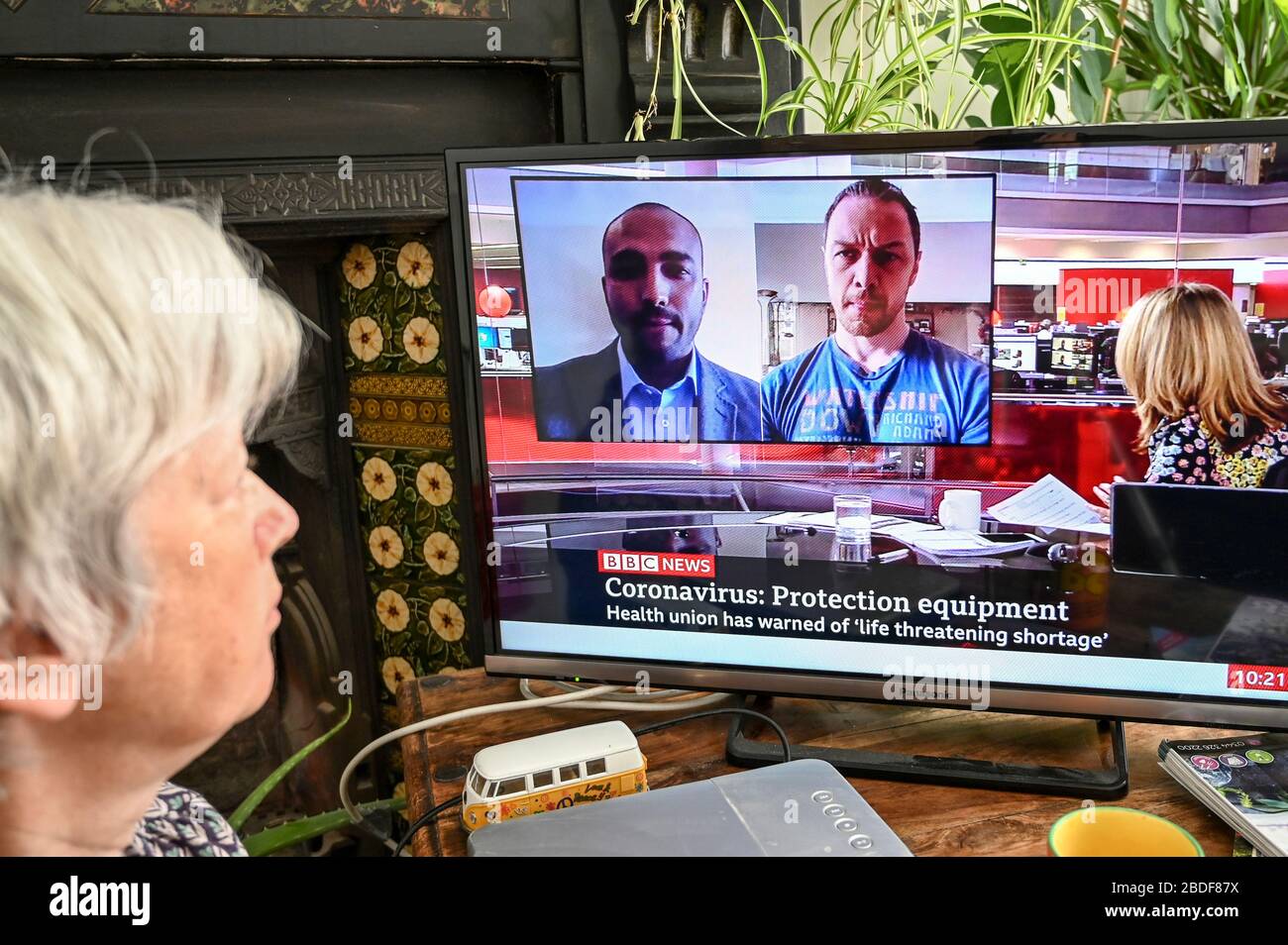 'Masks for NHS Heroes' è stato lanciato per raccogliere fondi per i dispositivi di protezione individuale PPE durante la pandemia Covid-19; sostenuto da James McAvoy. Foto Stock