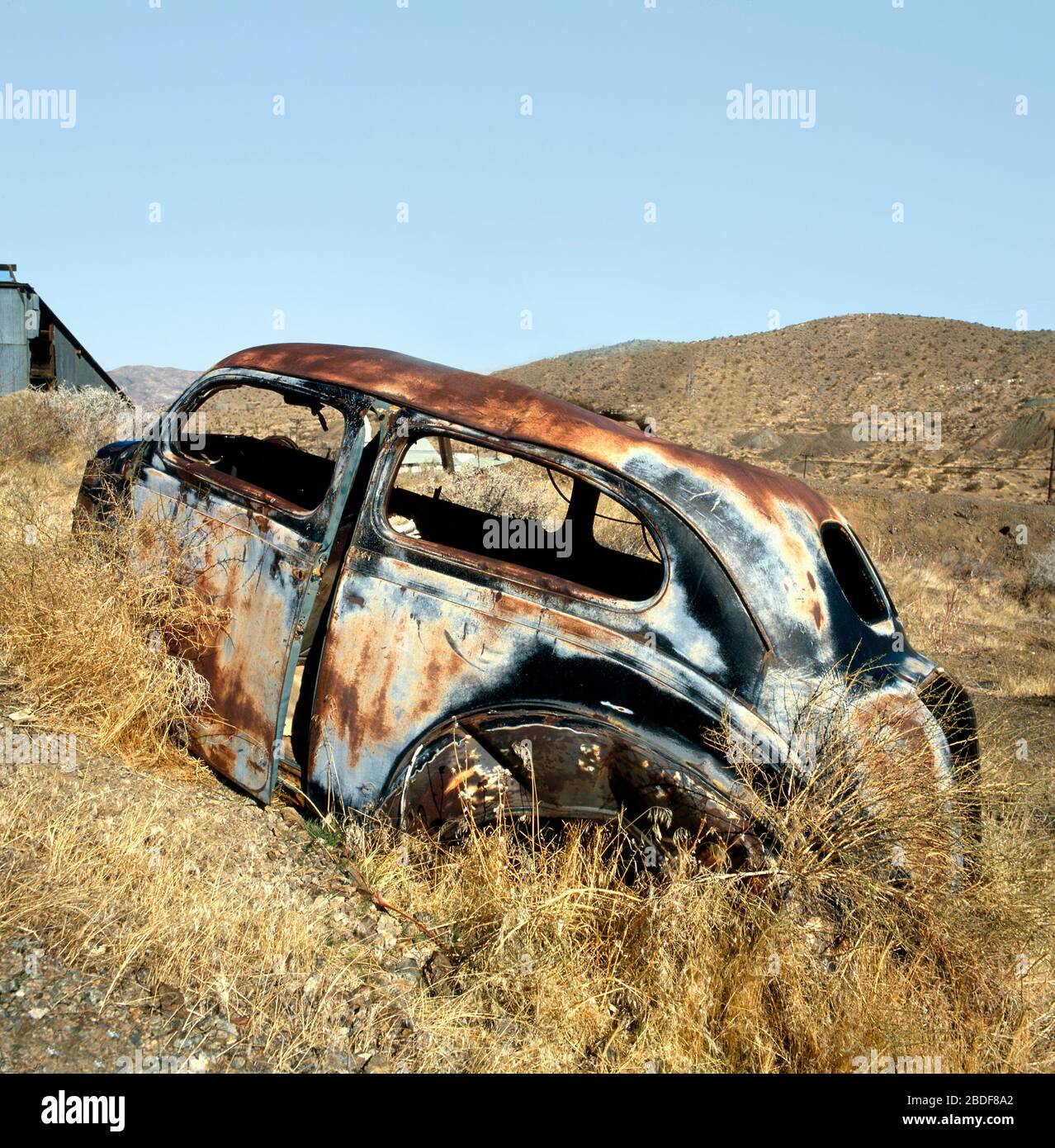 Abbandonata vecchia auto in un deserto degli Stati Uniti, vicino a una città fantasma Foto Stock
