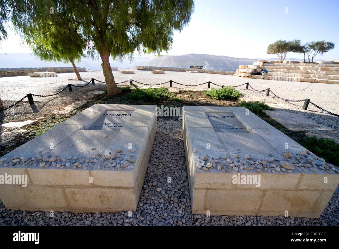 Le tombe di David e Paula ben-Gurion si affacciano su una vista mozzafiato del canyon di Tsin e degli altopiani di Avdat nel cuore del Negev. Foto Stock