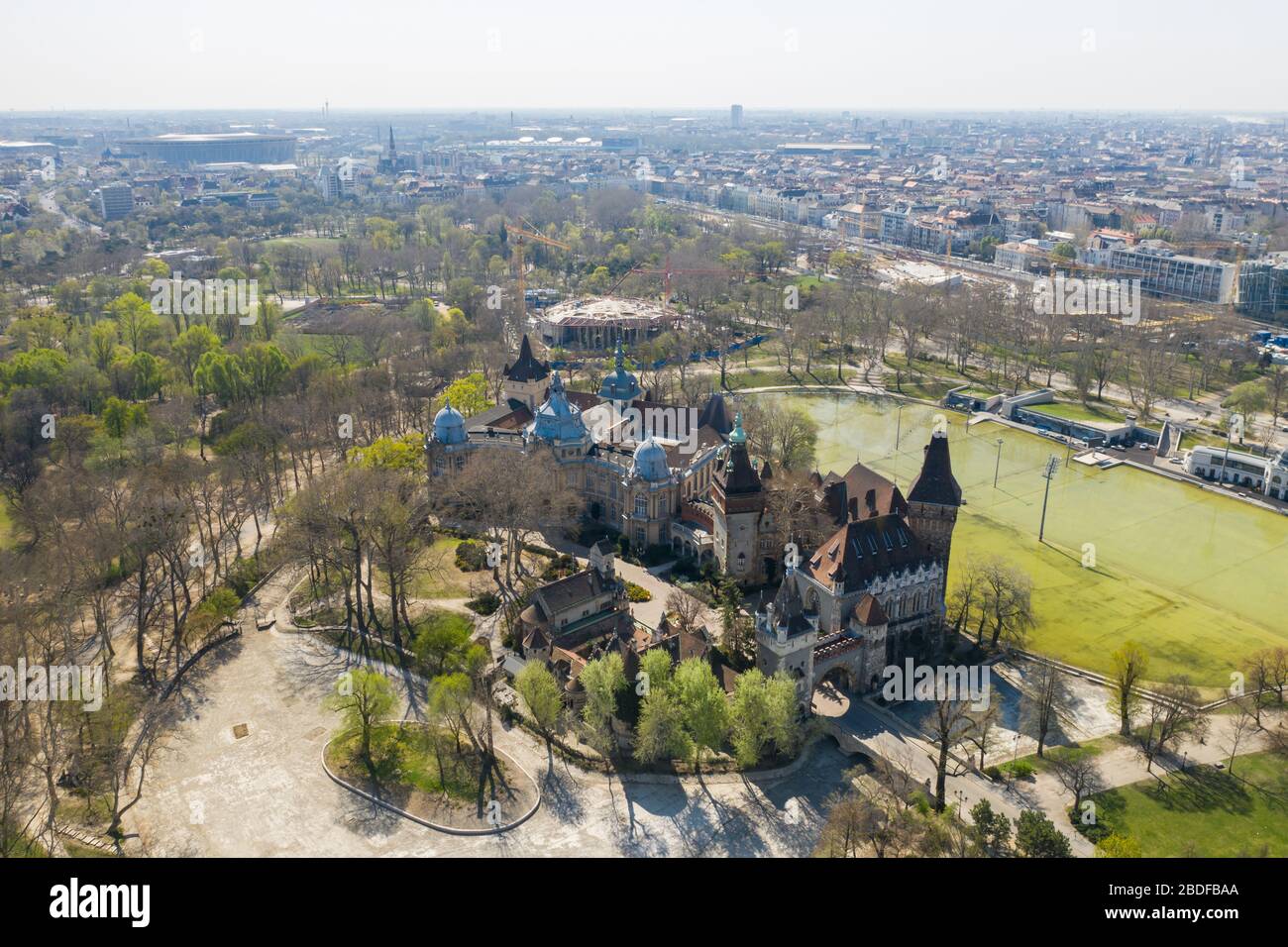 Destinazione turistica vuota a Budapest, Ungheria. Il City Park è normalmente pieno, ora deserte. Castello di Vajdahunyad, Piazza degli Eroi. Coronavirus. Foto Stock