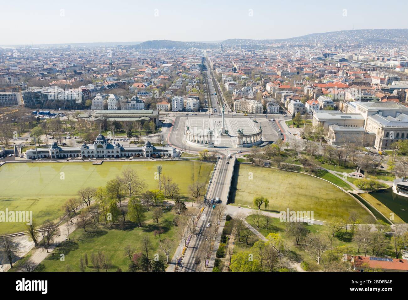 Destinazione turistica vuota a Budapest, Ungheria. Il City Park è normalmente pieno, ora deserte. Piazza degli eroi. Il turismo si è fermato nell'UE Foto Stock