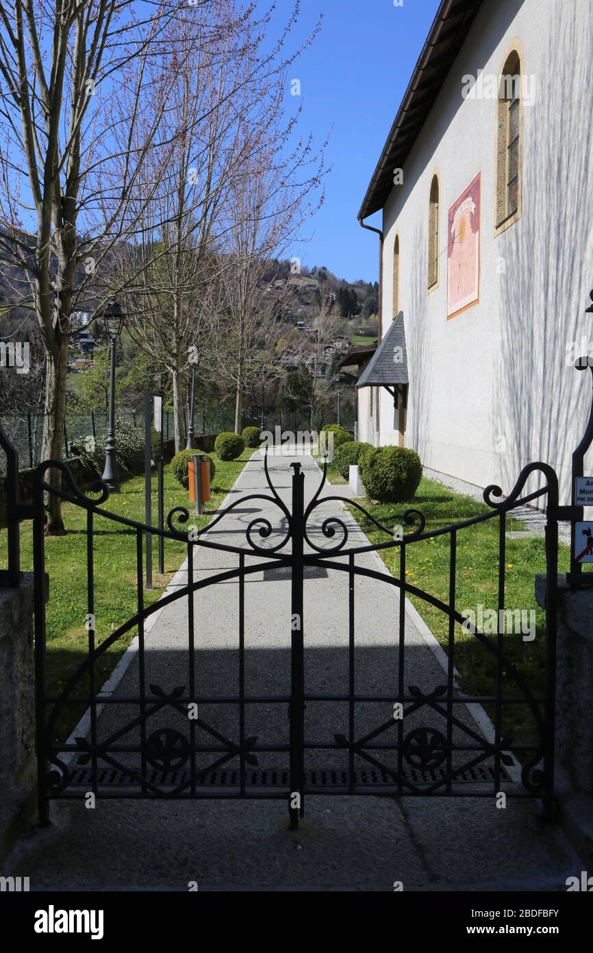 Allée Père Henri Révol. Jardn pubblico. Eglise Saint-Gervais-et-Protais. Saint-Gervais-les-Bains. Alta Savoia. Francia. Foto Stock