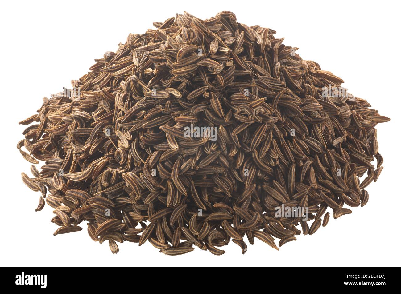 Mucchio di semi di cumino essiccati (carum carvi frutte), isolato Foto Stock
