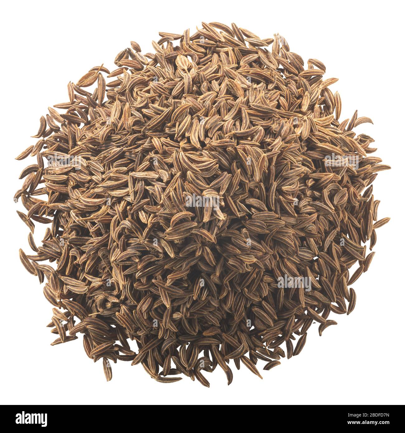 Mucchio di semi di cumino essiccato (carum carvi frutti), isolato, vista dall'alto Foto Stock