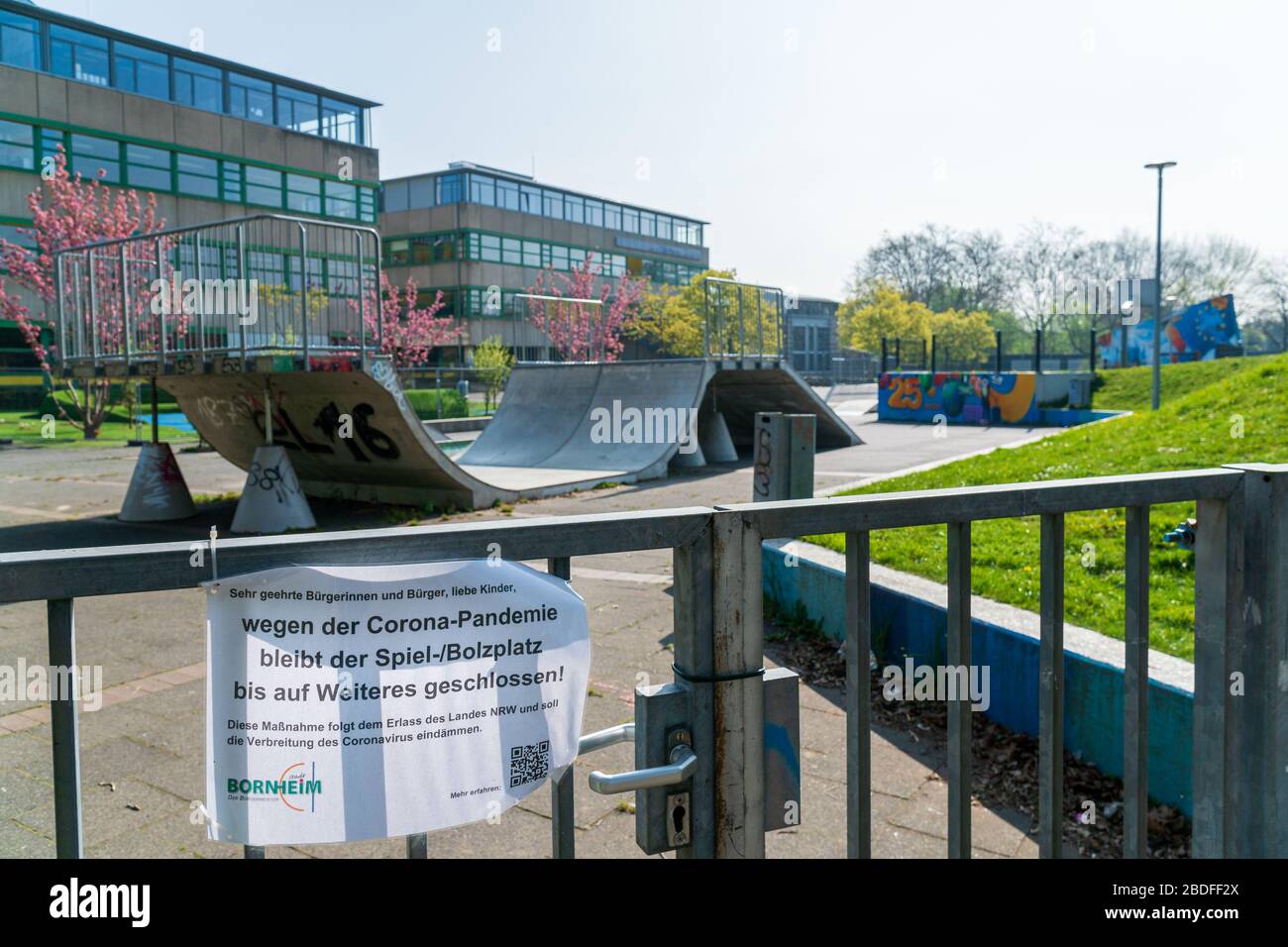 Bornheim, Renania settentrionale-Vestfalia, Germania - 7 aprile 2020: Scuola europea locale (Europaschule) con skate Park chiuso a causa del virus globale della corona Foto Stock