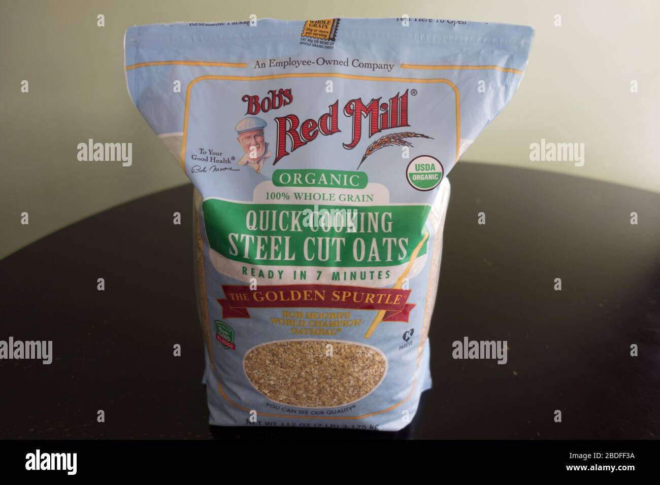 Bobs Red Mill biologico Quick Cooking acciaio taglio avena Foto Stock