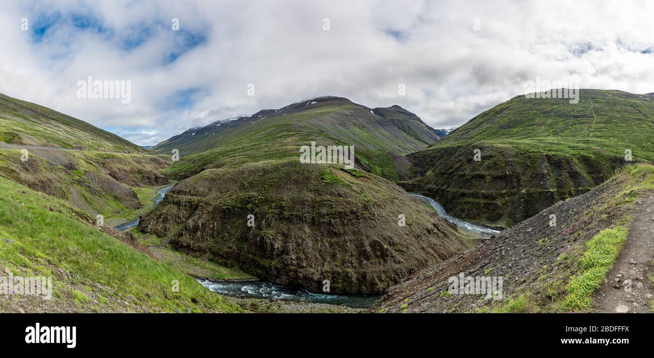 Paesaggio islandese nella parte settentrionale del paese in una giornata nuvolosa Foto Stock