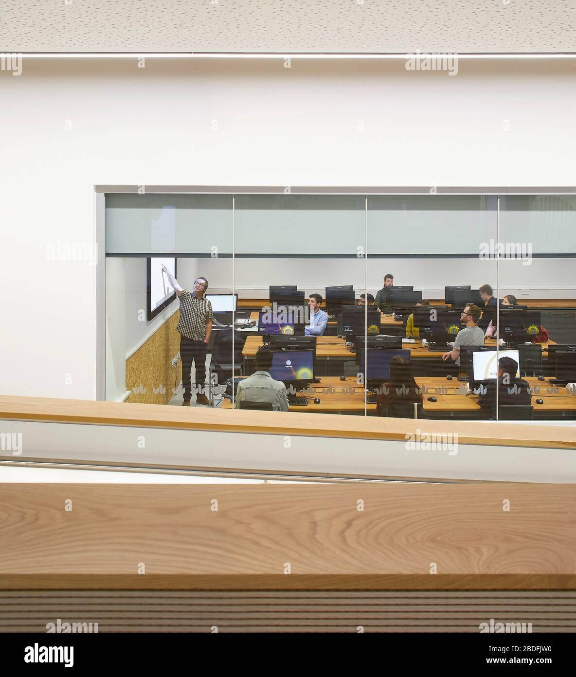 Visualizza fino al laboratorio informatico. STEM Building - Università di Bedforshire, Luton, Regno Unito. Architetto: MCW, 2019. Foto Stock