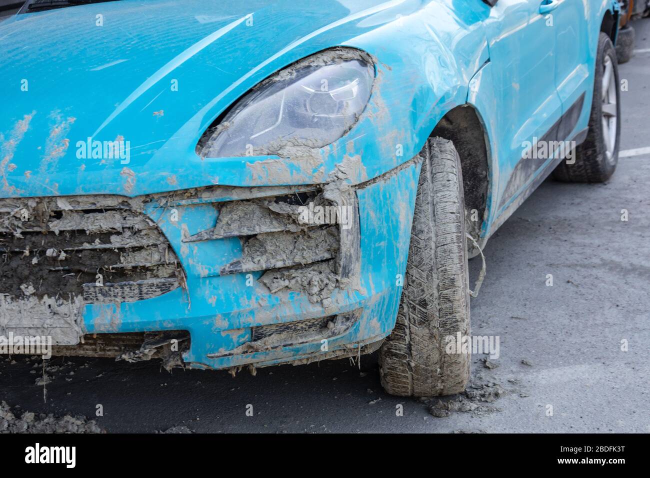 Assale sterzante anteriore del cofano rotto, vettura sporca e rumpled Foto Stock