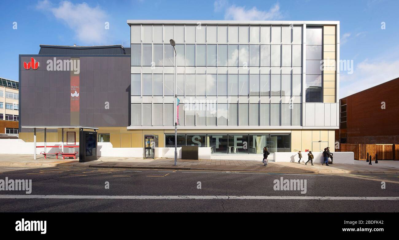 Elevazione frontale dell'edificio dall'altra parte della strada. STEM Building - Università di Bedforshire, Luton, Regno Unito. Architetto: MCW, 2019. Foto Stock