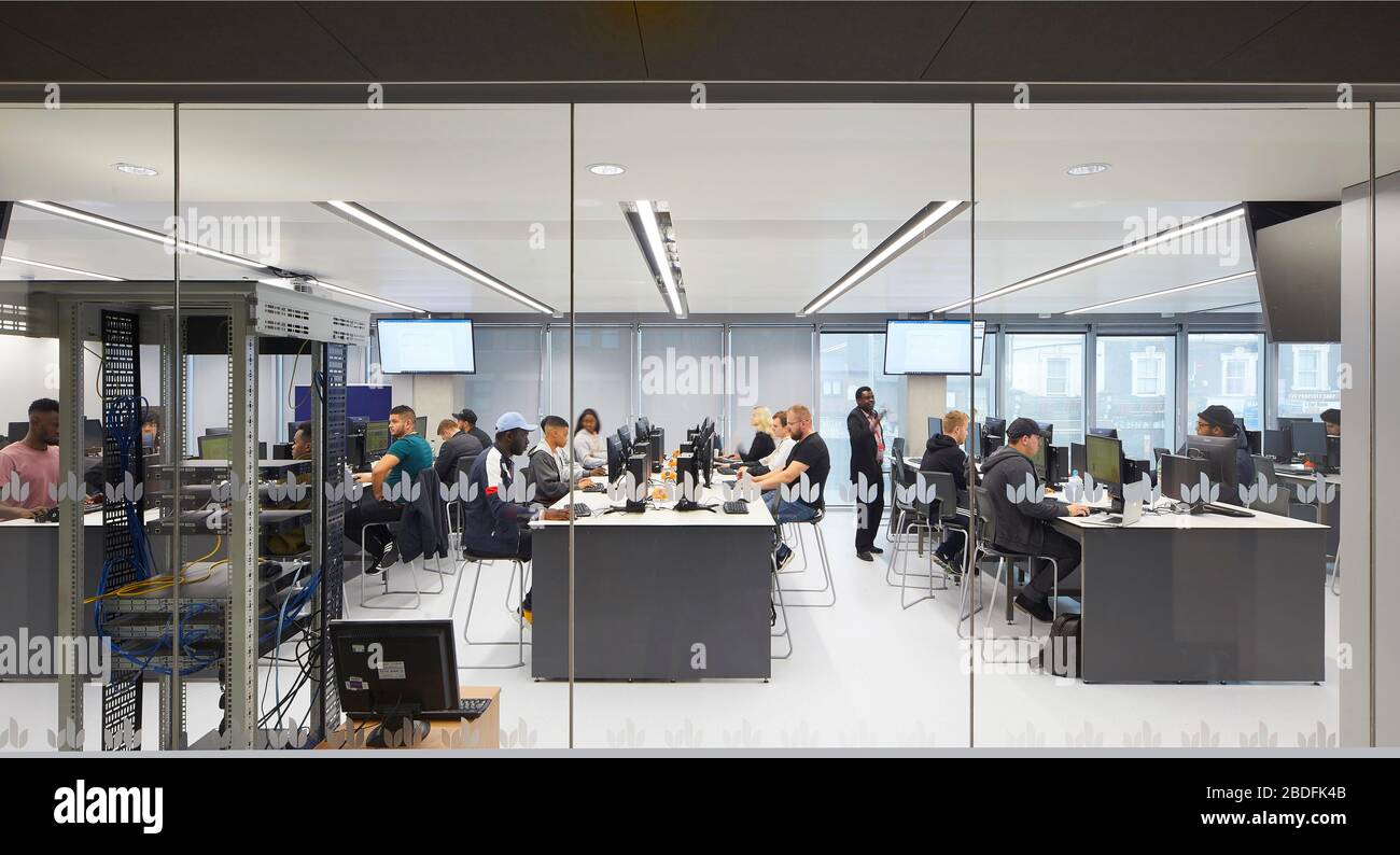 Laboratorio informatico. STEM Building - Università di Bedforshire, Luton, Regno Unito. Architetto: MCW, 2019. Foto Stock