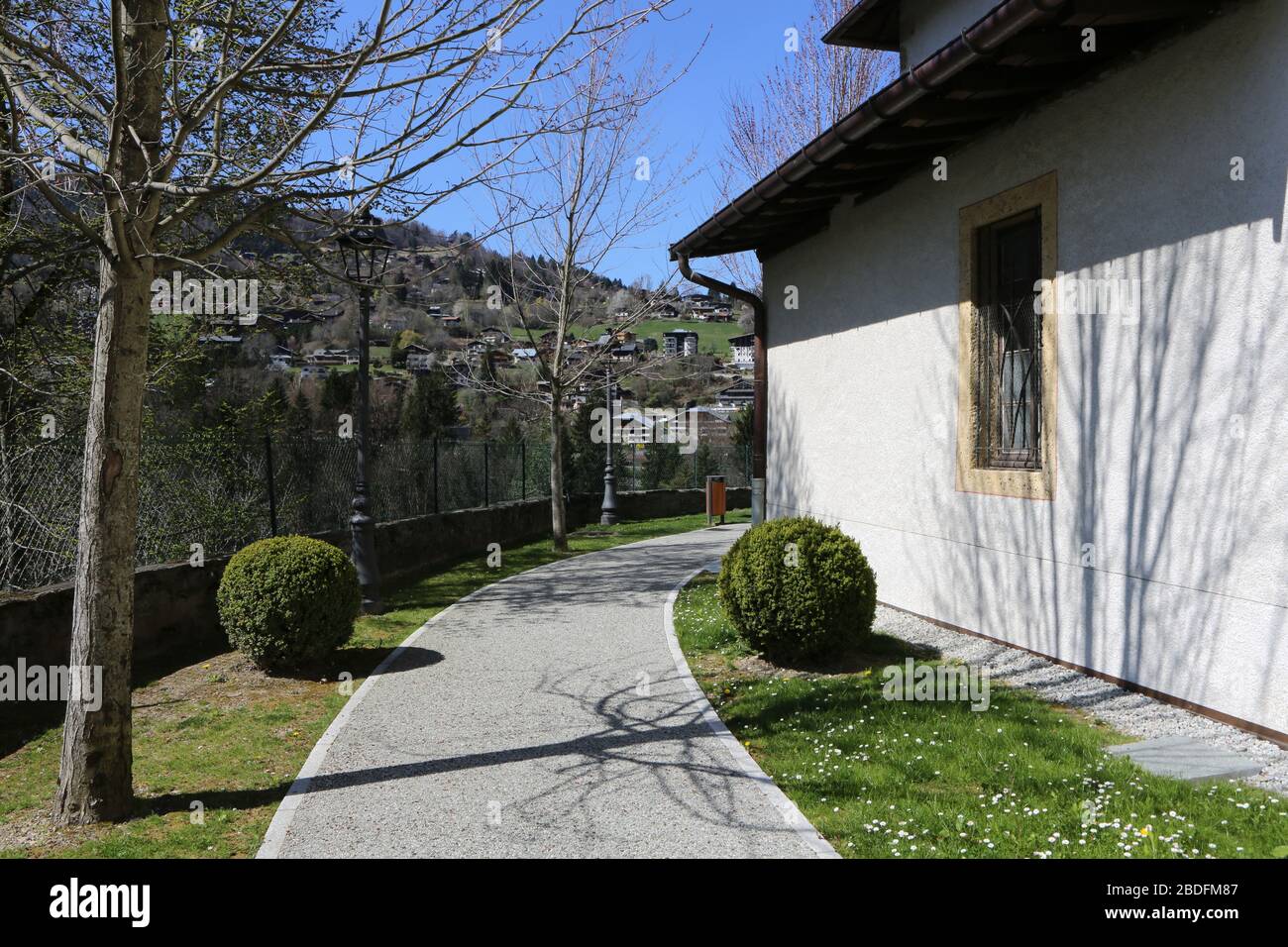 Allée Père Henri Révol. Jardn pubblico. Eglise Saint-Gervais-et-Protais. Saint-Gervais-les-Bains. Alta Savoia. Francia. Foto Stock