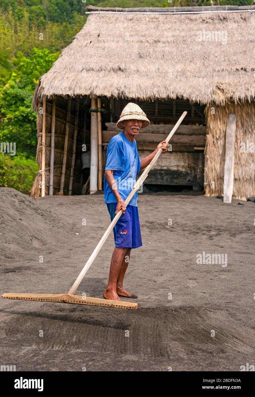 Ritratto verticale di un tradizionale stagista che lavora a Bali, Indonesia. Foto Stock