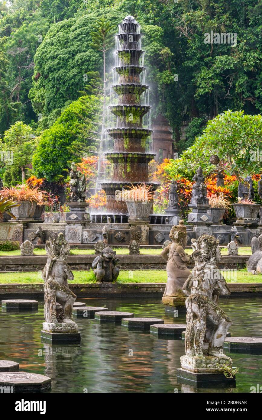 Vista verticale della torre della cascata presso il palazzo sull'acqua di Tirta Gangga a Bali, Indonesia. Foto Stock