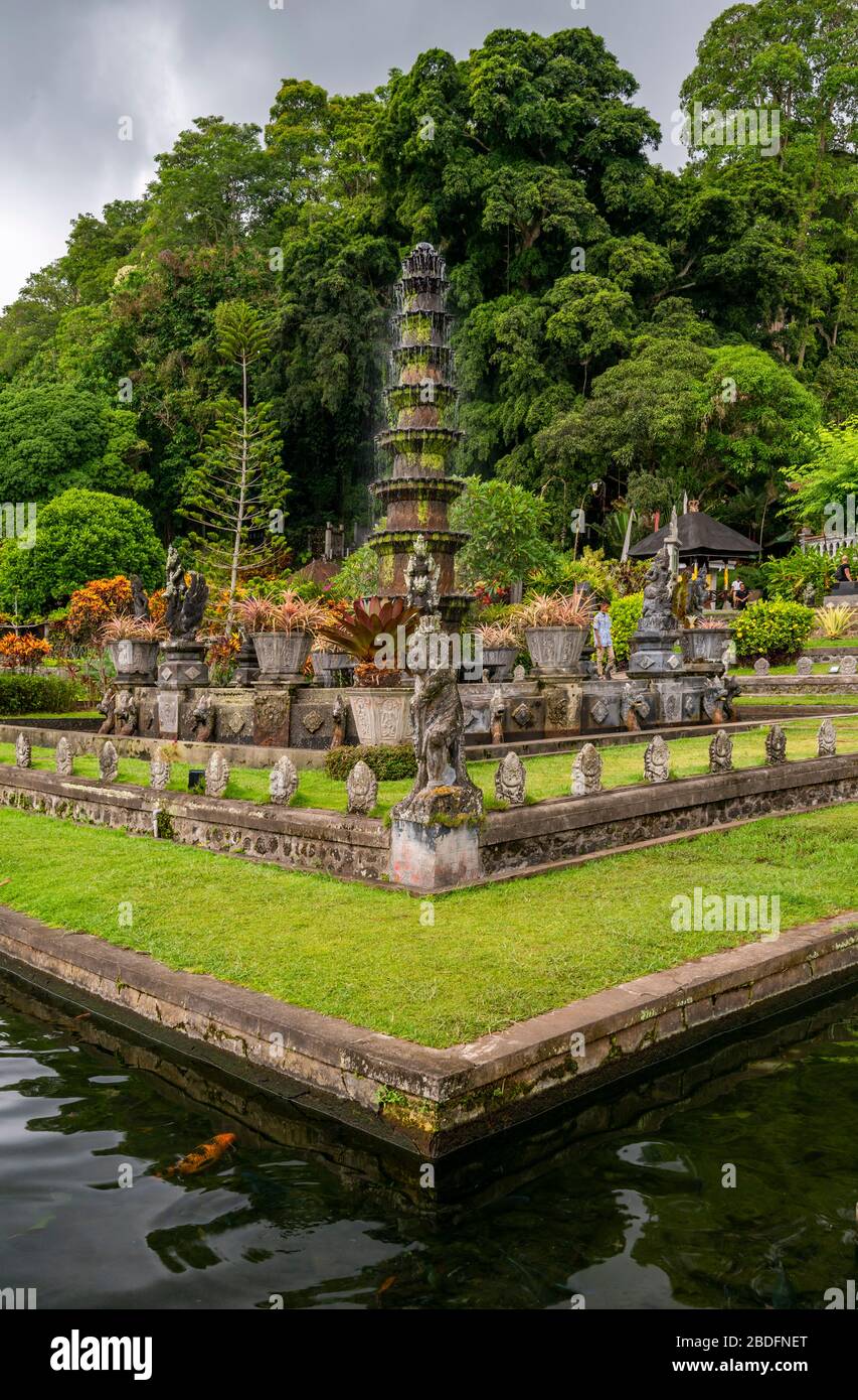 Vista verticale della torre della cascata presso il palazzo sull'acqua di Tirta Gangga a Bali, Indonesia. Foto Stock