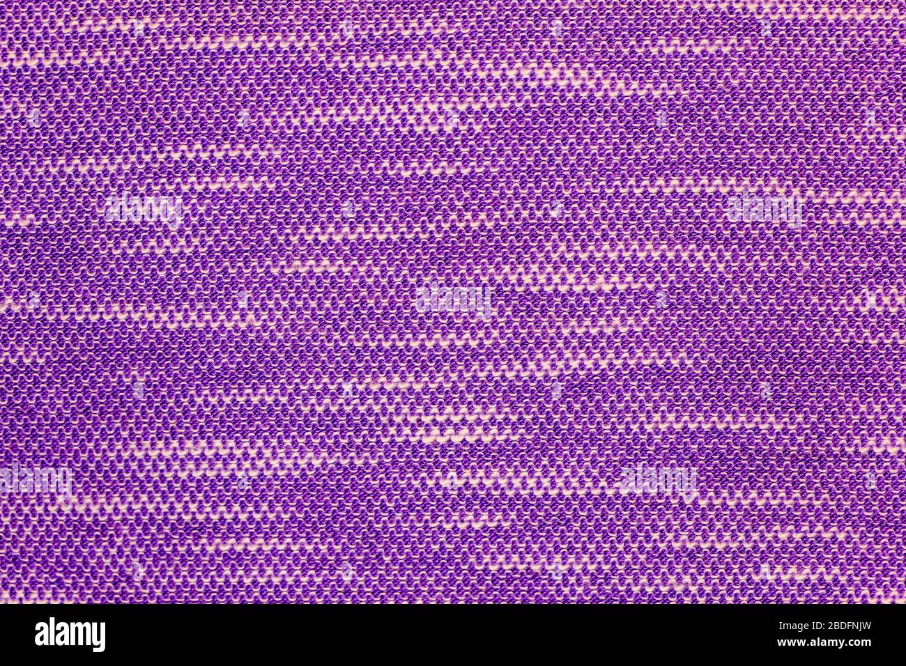 Macro primo piano su tessuto in poliestere viola cotone Foto Stock