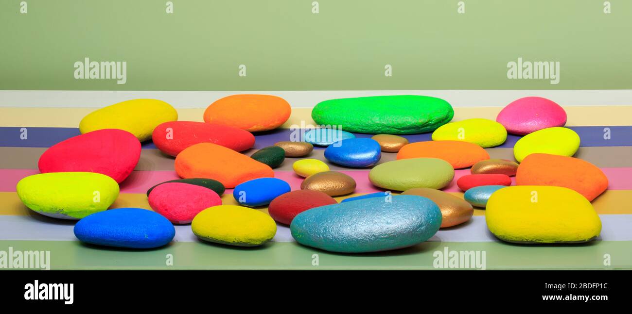 Pietre multicolore adagiate su uno sfondo multicolore Foto Stock