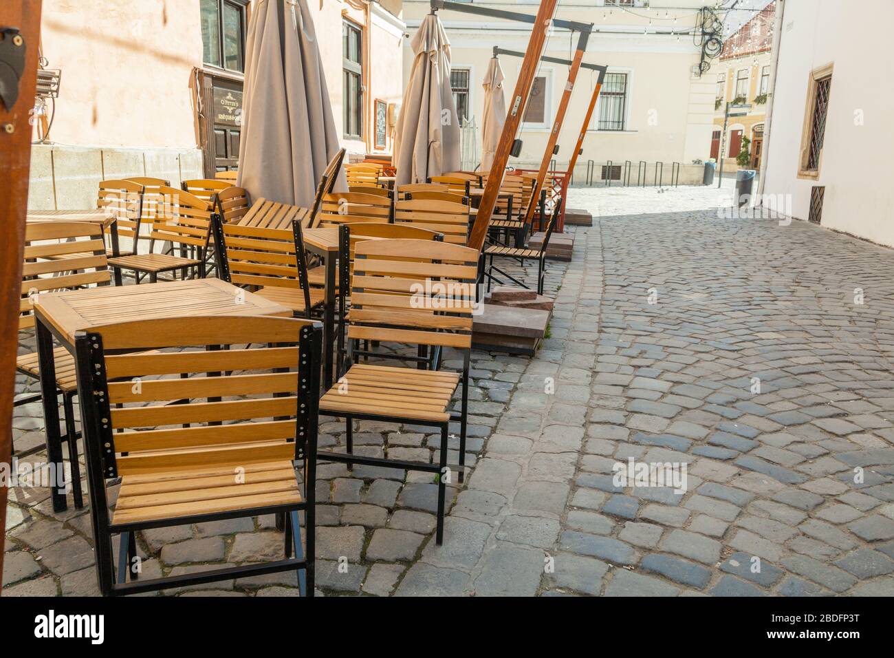 Cluj-Napoca, Romania; 2020 aprile - bar, ristoranti, pub, bistrot, locali sono tutti chiusi. Tavoli vuoti e terrazza durante la Pandemic Foto Stock