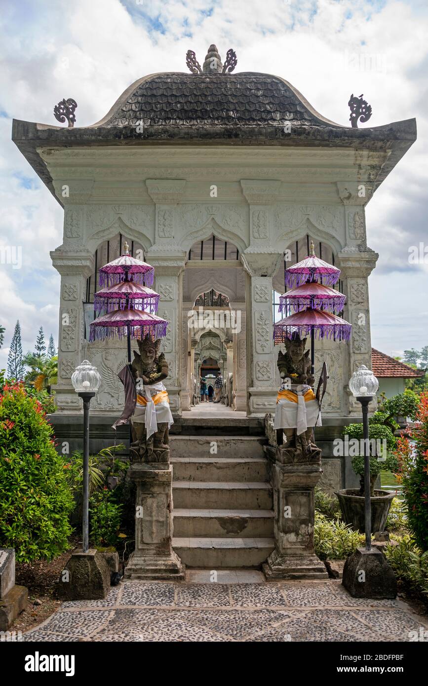 Vista verticale dell'ingresso del palazzo reale al Palazzo d'acqua di Ujung a Bali, Indonesia. Foto Stock