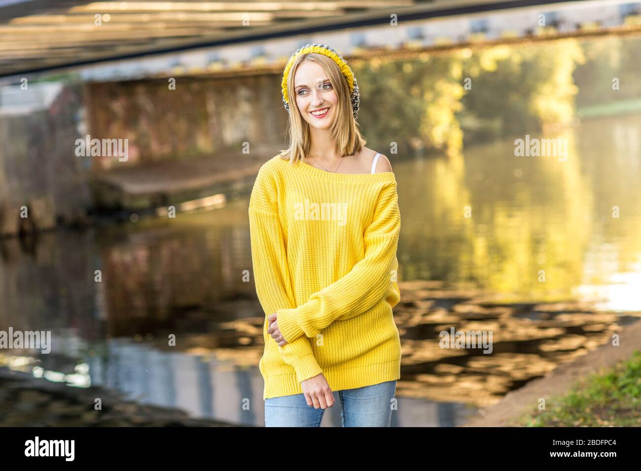 donna felice accanto al fiume Foto Stock