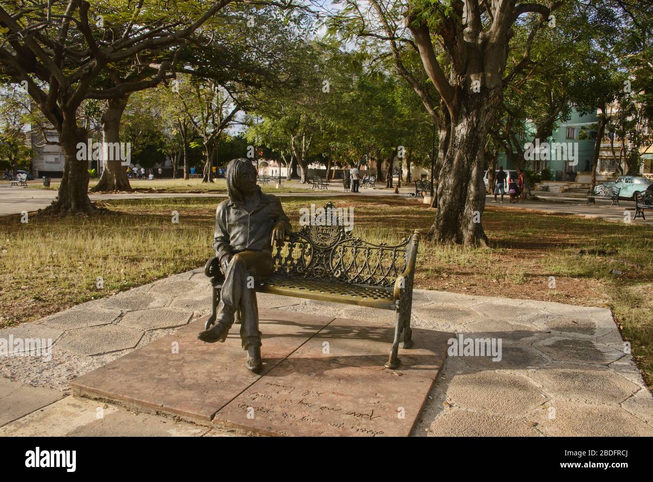 Con statua di John Lennon, Lennon Park, l'Avana, Cuba Foto Stock