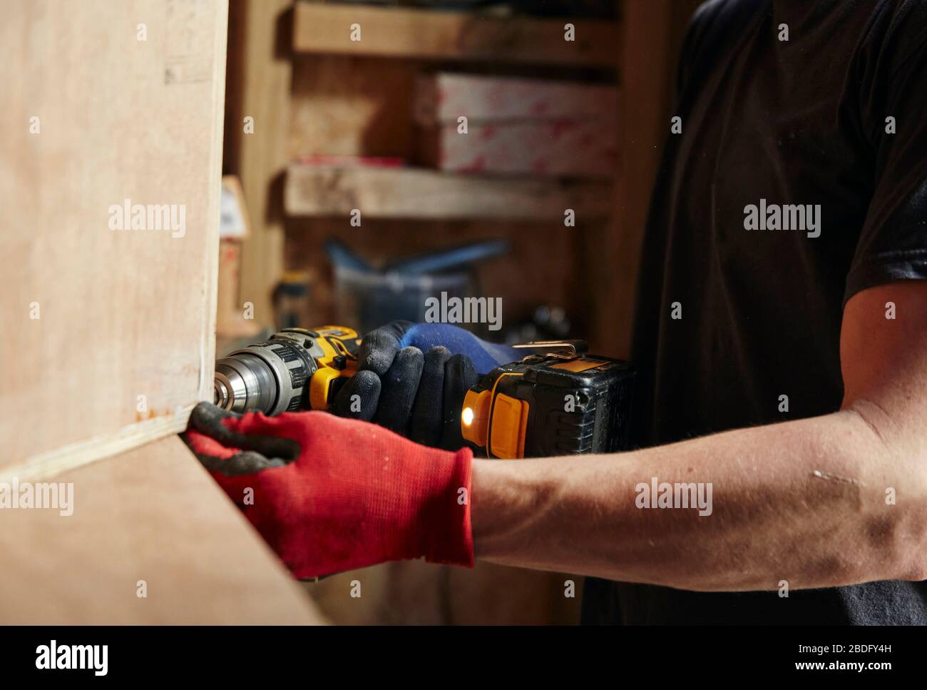 Carpenter utilizzando drill Foto Stock